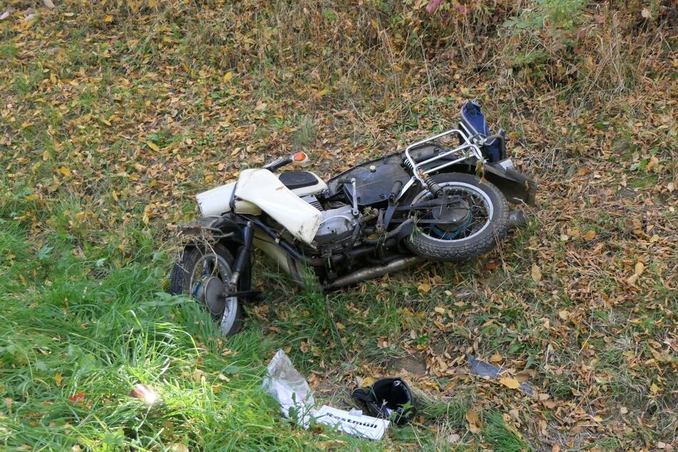 Das Motorrad wurde bei dem Crash stark demoliert.