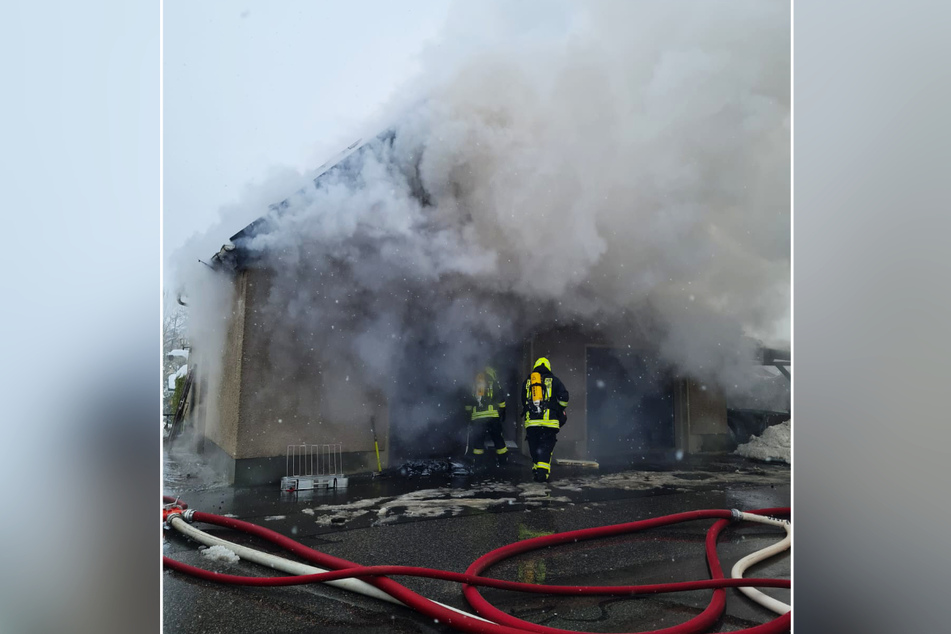 In Oederan musste die Feuerwehr am Mittwoch zu einer brennenden Garage ausrücken.