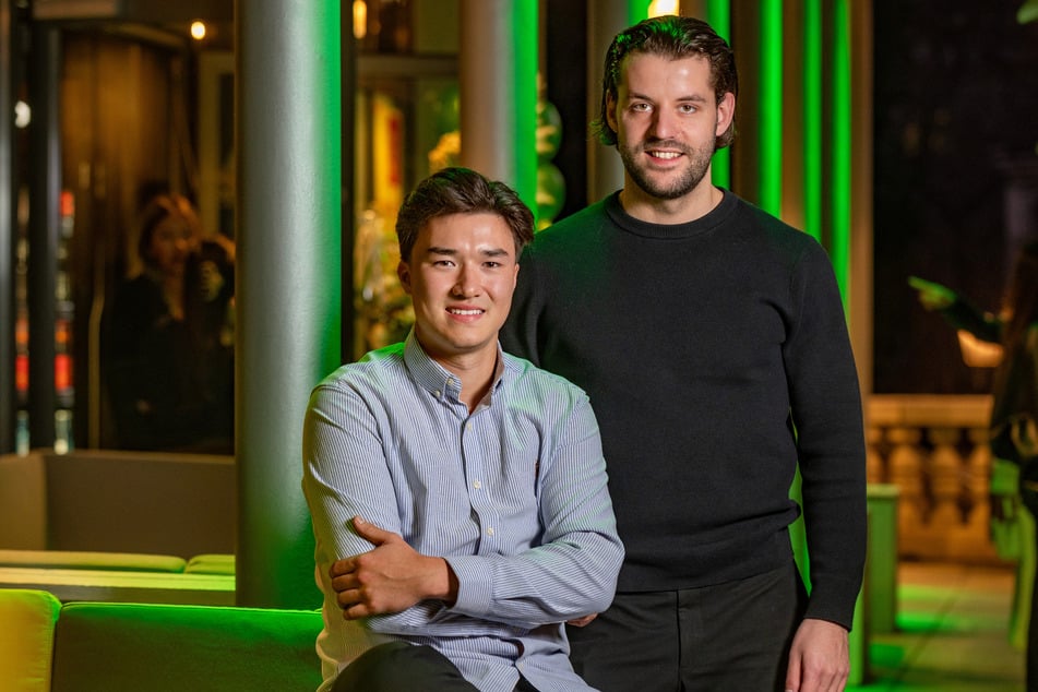 Jerome Jason Nguyen (20, l.) und Jonas Zakostelecky (28) haben die grüne Küche ins Kleine Haus geholt.