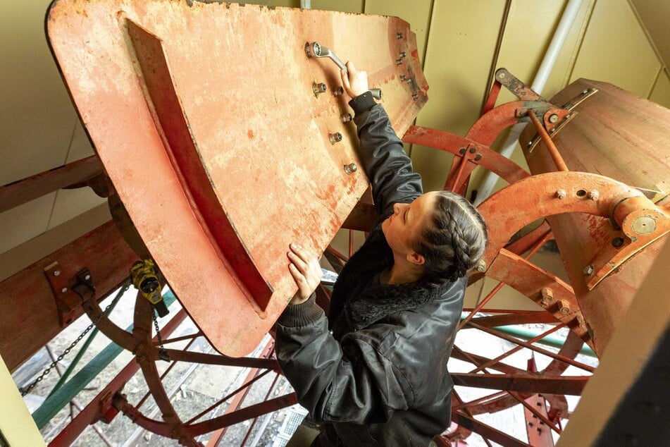 Die junge Frau - hier bei der Arbeit am Schaufelrad - ist eine von acht Binnenschiffer-Azubis der Weißen Flotte.