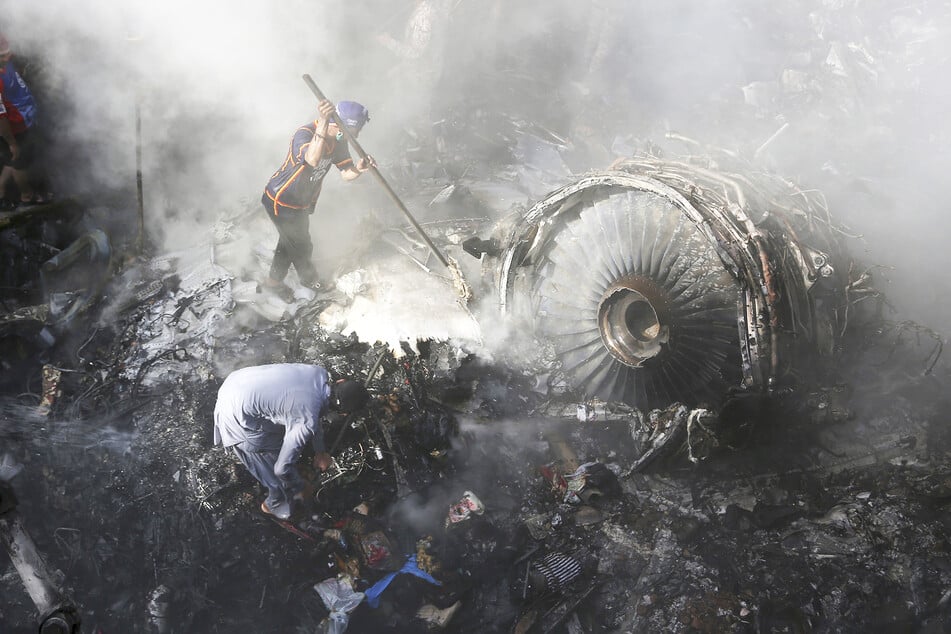 Flugzeugabsturz in Pakistan: Fast alle Reisenden gestorben
