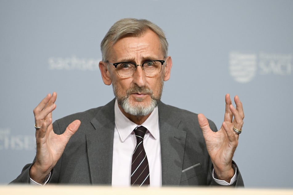 Innenminister Armin Schuster (62, CDU) sieht Sachsen kurz vor der Überforderung.
