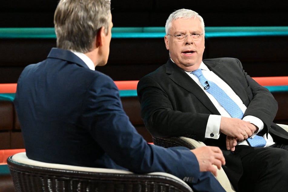 Markus Lanz fragt besorgt: "Können Sie garantieren, dass Flugzeuge in Deutschland weiter fliegen werden?"