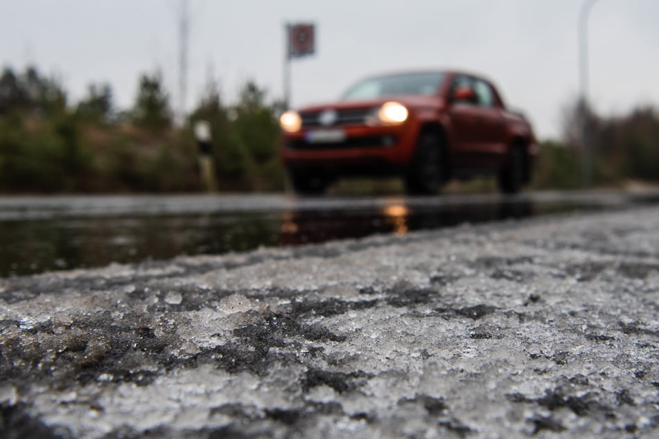 Glatte Straßen in Oberfranken und der Oberpfalz haben zu mehreren Unfällen geführt. (Symbolbild)