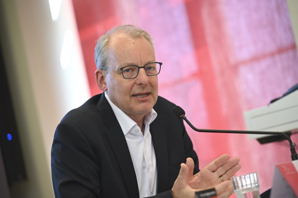Verfassungsschutzchef Wilfried Peters (62) äußerte sich ausführlich über die Einstufung.