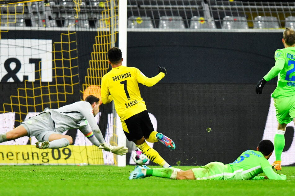 Jadon Sancho (2.v.l.) machte in der Nachspielzeit den Deckel drauf: Der englische Nationalspieler traf zum 2:0 für den BVB gegen Wolfsburg,