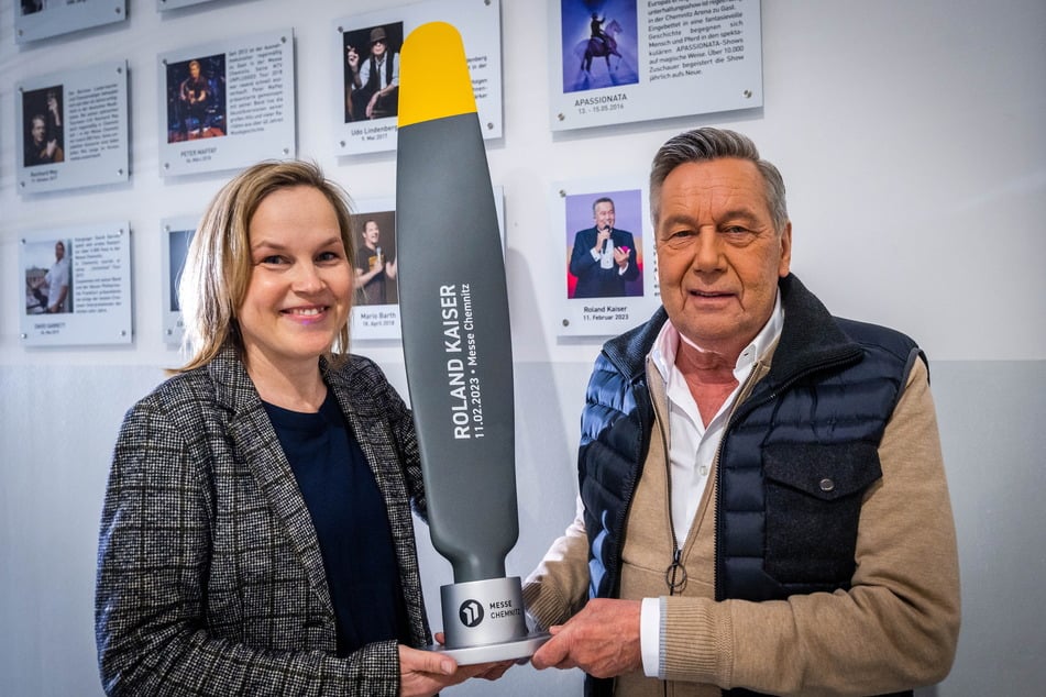 Yvonne Buchheim (44) von der C³ Chemnitzer Veranstaltungszentren GmbH überreichte Roland Kaiser (70) den Sold Out Award der Messe Chemnitz.