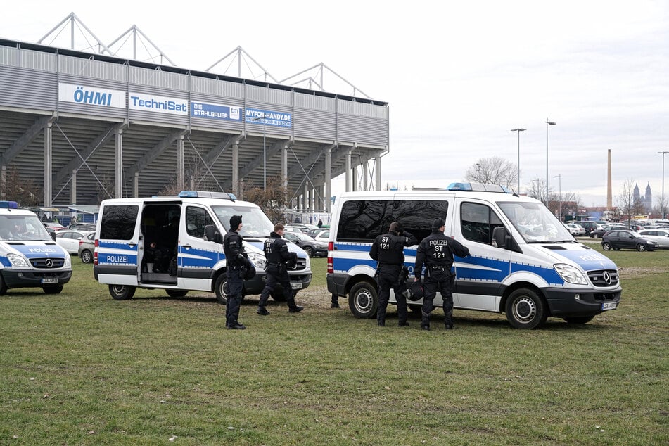 Polizei an der Avnet-Arena in Magdeburg (Archivbild).