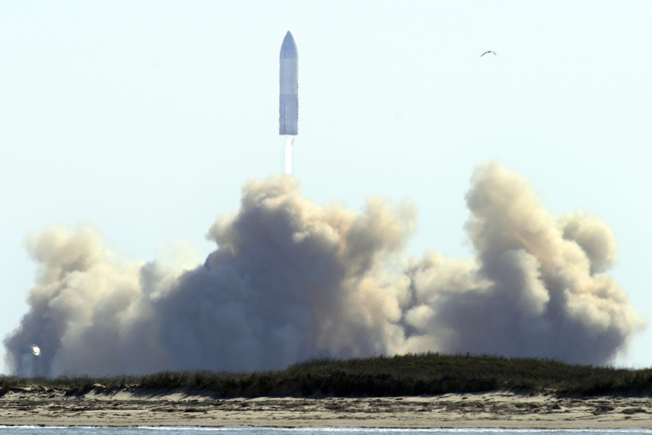 Der kugelförmige Starship-Prototyp von SpaceX hebt zu einem erfolgreichen Teststart ab. Der Testflug endete aber mit einem Absturz.