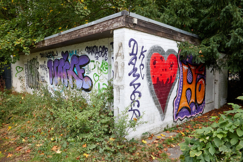 Das leer stehende und mit Graffitis überzogene WC-Häuschen steht auf dem Ohlsdorfer Friedhof.