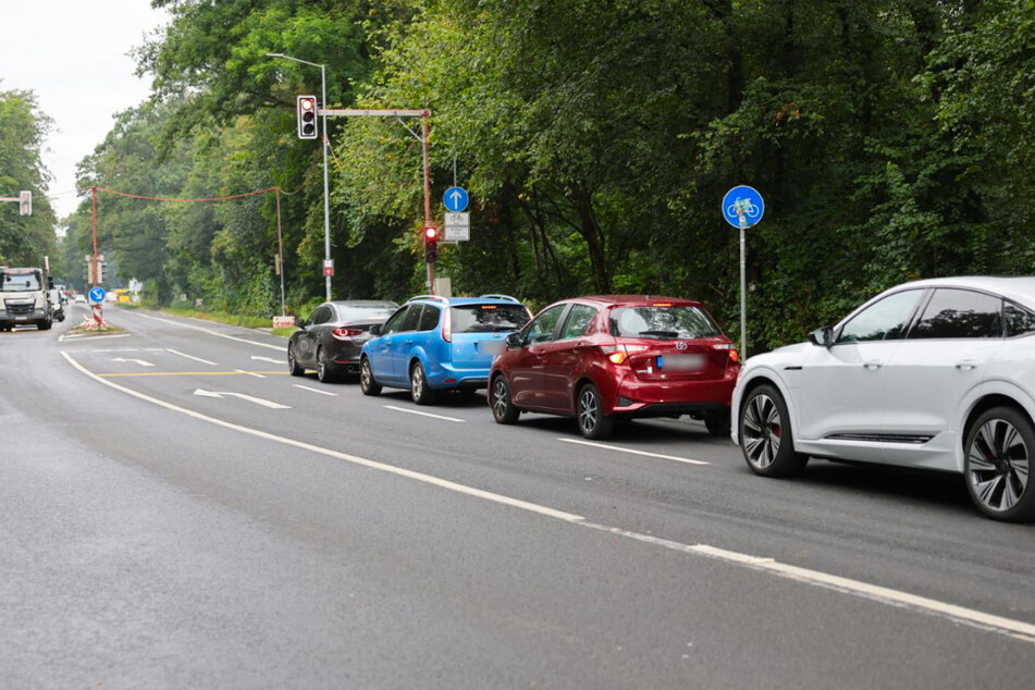 Will ein Fahrzeug aus dem Cottaweg auf die Hans-Driesch-Straße abbiegen, schaltet die Ampel auf der Hauptstraße auf Rot.