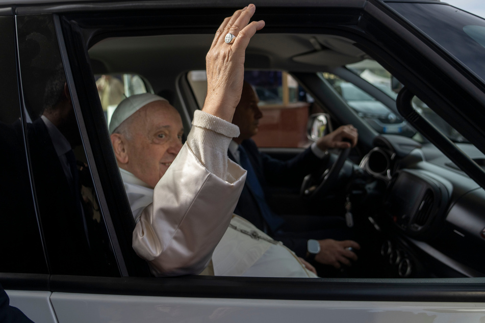 Papst Franziskus (86) verlässt in einem Auto das Agostino Gemelli Universitätskrankenhaus.