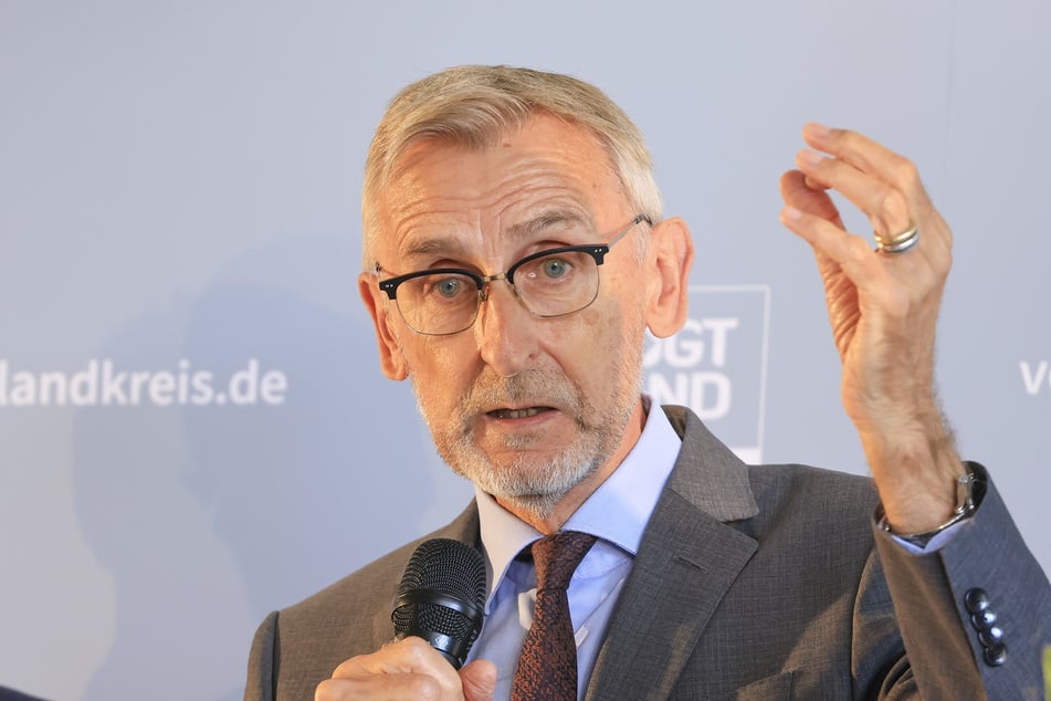 Innenminister Armin Schuster (64, CDU) drückt bei Abschiebungen auf die Tube.