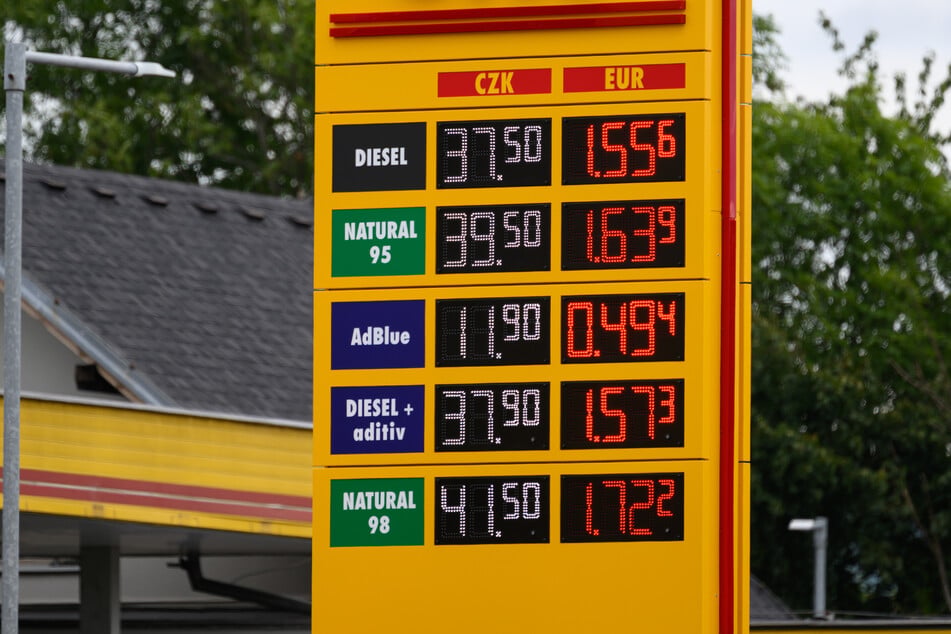 So viel kostete Sprit am Montag an einer grenznahen Tankstelle in Tschechien, rechts der Preis in Euro.