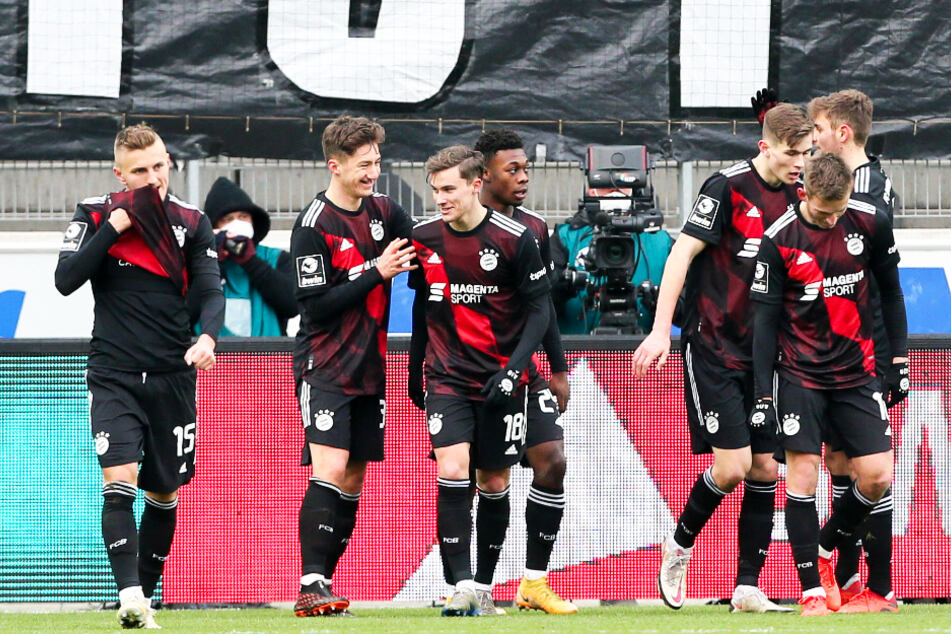 Die kleinen Bayern spielten in Halle ganz groß auf! Der von Hoffenheim umworbene Angelo Stiller (19, 2.v.l.) umarmt den überragenden Maximilian Zaiser (21, 3.v.l.). Auch Lenn Jastremski (19, 3.v.r.) erzielte einen Doppelpack.