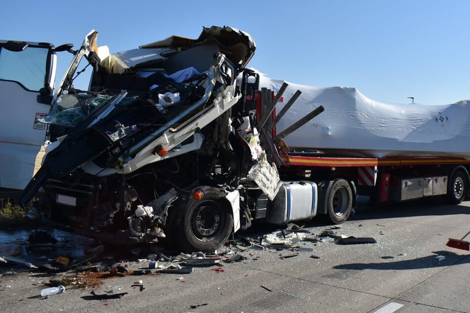 Unfall A2: Schwertransport kracht auf A2 in Stauende: Fahrer schwer verletzt