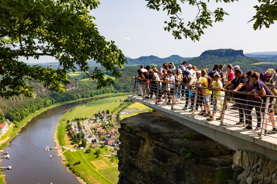 Seit die neue Bastei-Aussicht fertig ist, kann sie sich vor Besuchern kaum retten.