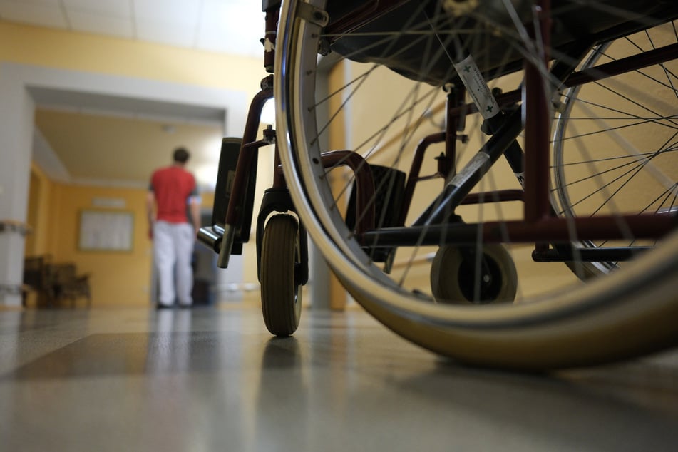 Seit 2022 dürfen Pflegekassen Versorgungsverträge nur mit Heimen schließen. (Symbolbild)