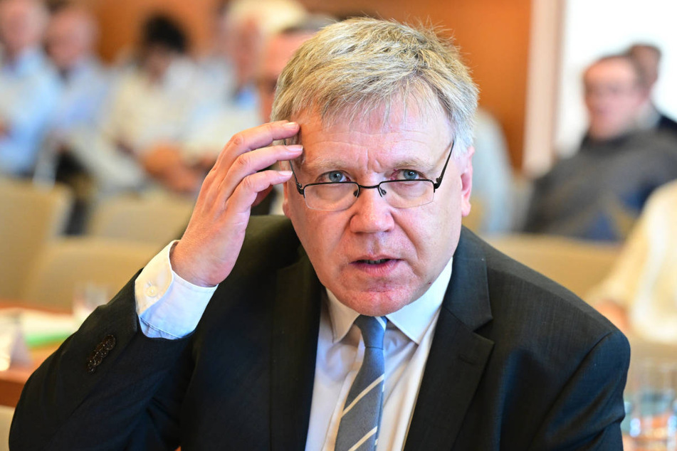 Zum Haareraufen: Landeswahlleiter Stephan Bröchler (62) hat auch bei der Europawahl mit Pannen zu kämpfen.