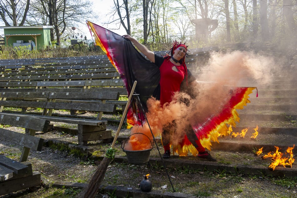 Sabine Ludwig von der Feuershow "Las Fuegas" zeigt, was auf Besucher im Küchwald zukommt.