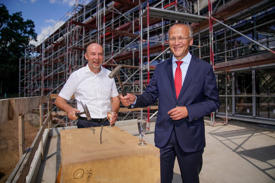 Bäderchef Matthias Waurick (57, l.) und Sportbürgermeister Peter Lames (55, SPD) während des Richtfestes.