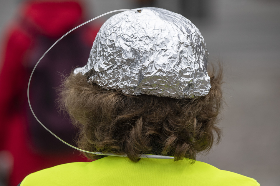 Die Corona-Pandemie hat den Hang zu Verschwörungsmythen beeinflusst. (Symbolbild)