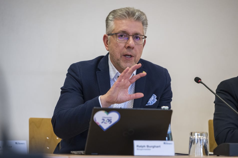 Stadtkämmerer Ralph Burghart (56, CDU) rechnete vor: Die Einführung eines Online-Tickets würde 12.000 Euro kosten.