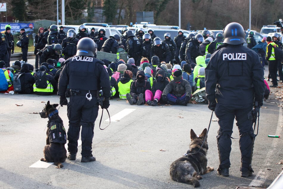 Auch mehrere Polizeihunde waren am Samstag im Einsatz.