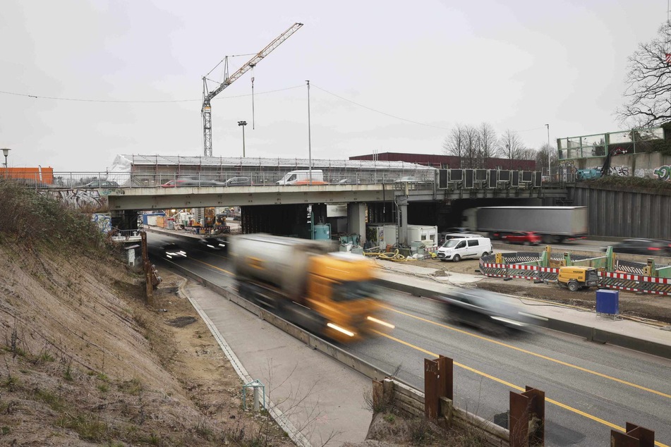 Die Brücke über der A7 soll im März in Hamburg-Bahrenfeld abgerissen werden.