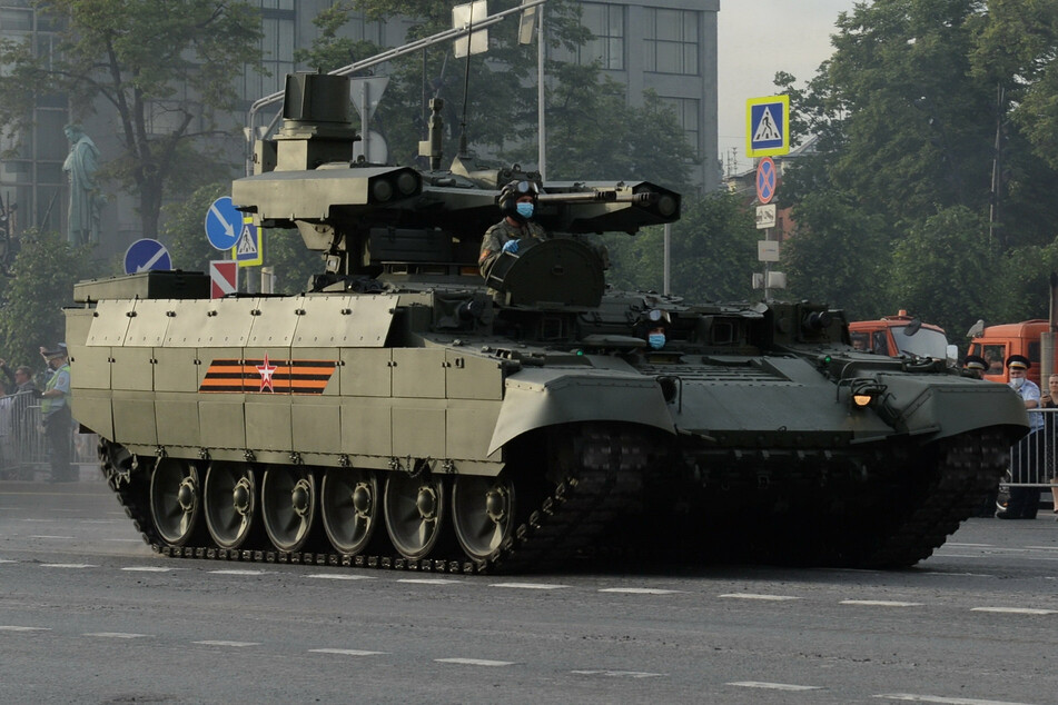 "BMPT-72 Terminator-2" ist ein schweres Unterstützungsfahrzeug, gedacht, um den Krieg in die Städte zu tragen. Hier bei einer Parade.