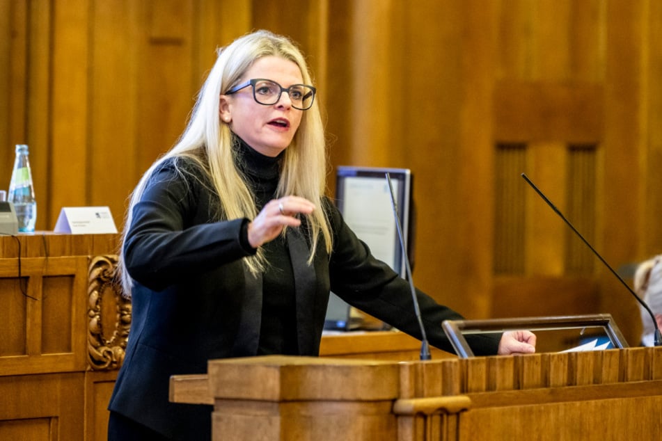 Drängt auf mehr Transparenz bei der Umsetzung von Anträgen: Susanne Schaper (47, Linke) im Stadtrat.