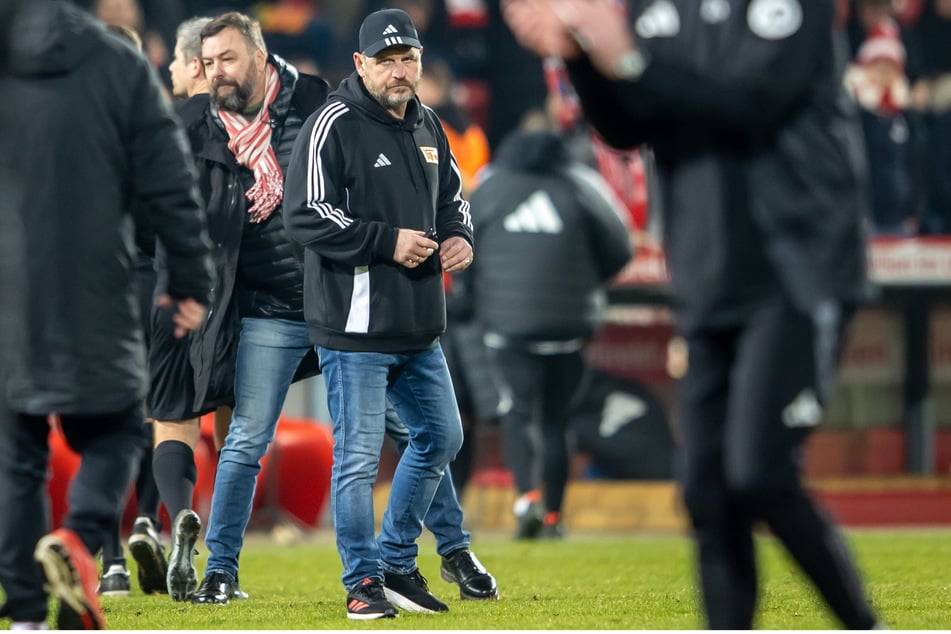 Steffen Baumgart (53, M.) steht nach dem Spiel enttäuscht auf dem Platz.