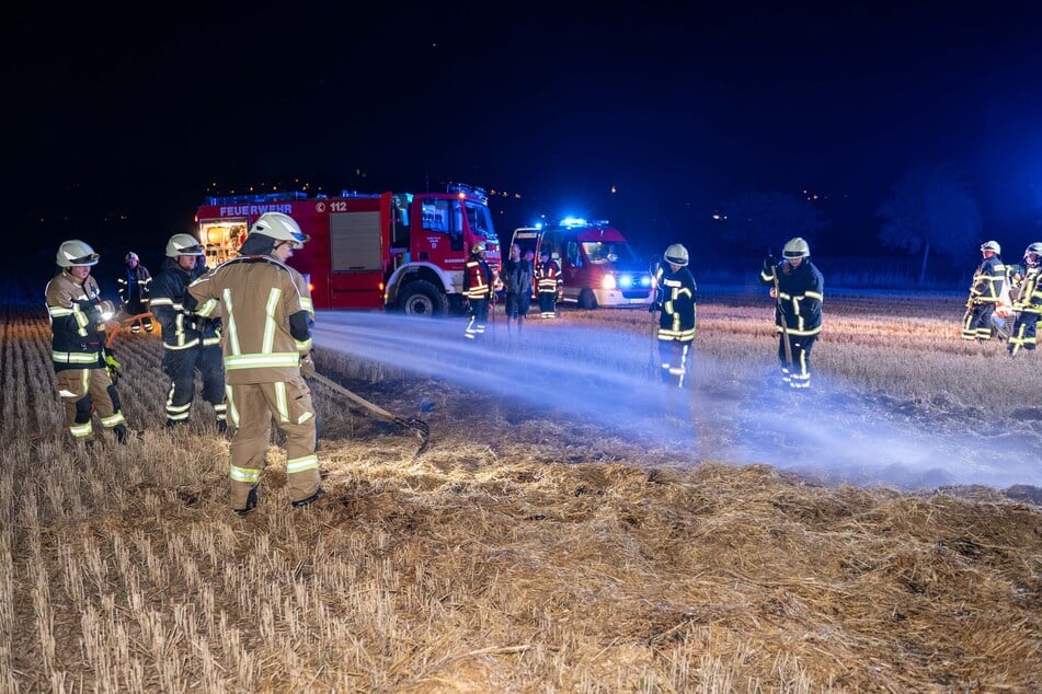 Auch auf einem Feld bei Geringswalde (Landkreis Mittelsachsen) brannte in der Nacht auf Dienstag ein Strohballen. Die Flammen griffen auch auf das Feld über.