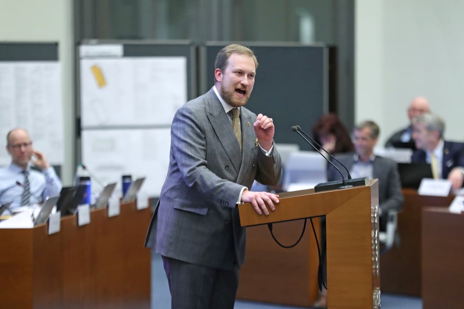 Nach dem Anschlag auf die CDU-Geschäftsstelle in der Mädlerpassage greift deren OB-Kandidat Michael Weickert (37) nun die Linkspartei an.