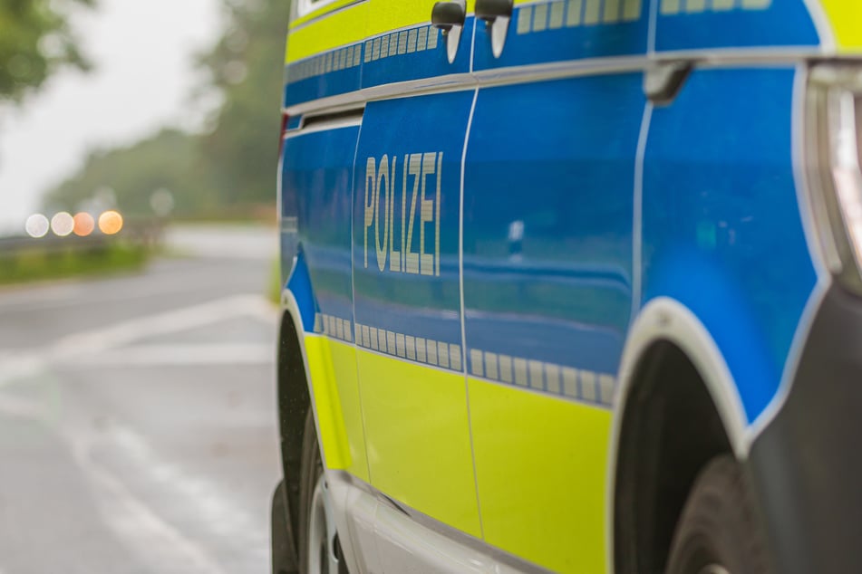 Bei einer Unfallaufnahme in Sachsen-Anhalt musste die Polizei feststellen, dass ein 13-Jähriger allein hinter dem Steuer saß. (Symbolbild)