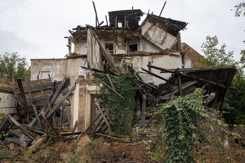Die ewige Ruine an der Zschopauer Straße 174. Nur der Efeu arbeitet daran, sie verschwinden zu lassen.