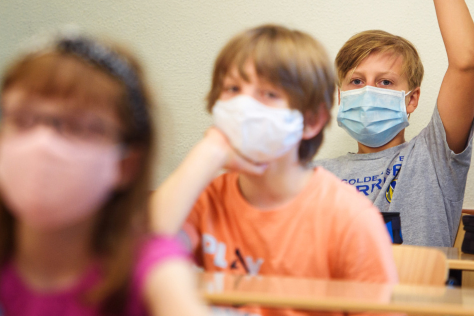 Das Foto vom 1. August zeigt Schüler einer Sechsten Klasse mit Gesichtsmasken beim Schulunterricht.