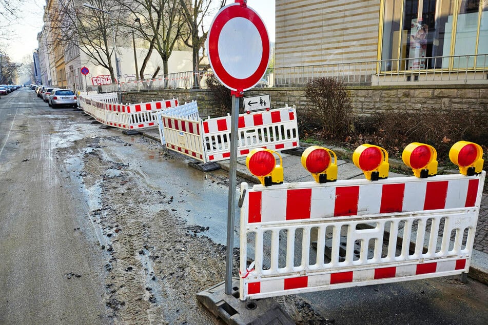 Die Paul-Gruner-Straße ist mit Schlamm bedeckt und wird noch eine Weile gesperrt bleiben müssen.