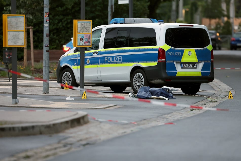 Ein Polizeiauto steht nach dem Messerangriff am Tatort. (Archivbild)