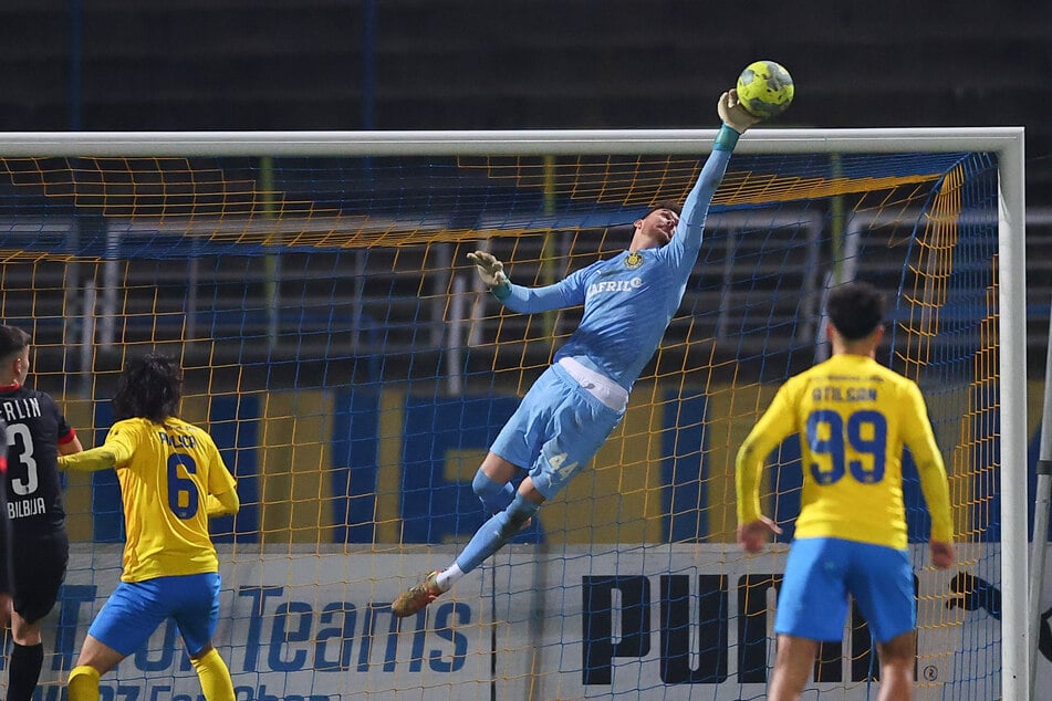 Neben Torwart Niclas Müller (24) verlassen neun weitere Spieler Lok Leipzig zur nächsten Saison. (Archivbild)