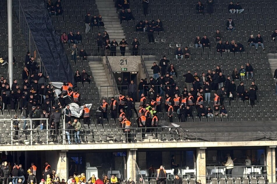 Im Oberrang wird ein Banner der Dynamo-Dresden-Fans entfernt.