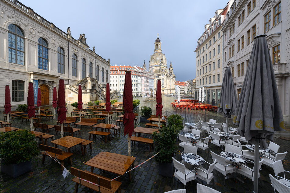 Die Außenbereiche der Restaurants, wie hier auf dem Neumarkt in Dresden, könnten bald wieder öffnen. Zumindest, wenn die Inzidenz weiterhin sinkt.