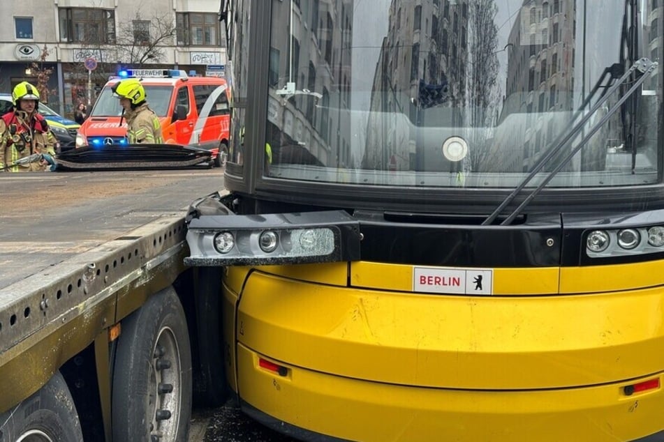 Lkw kracht in Friedrichshain in Straßenbahn und verkeilt sich