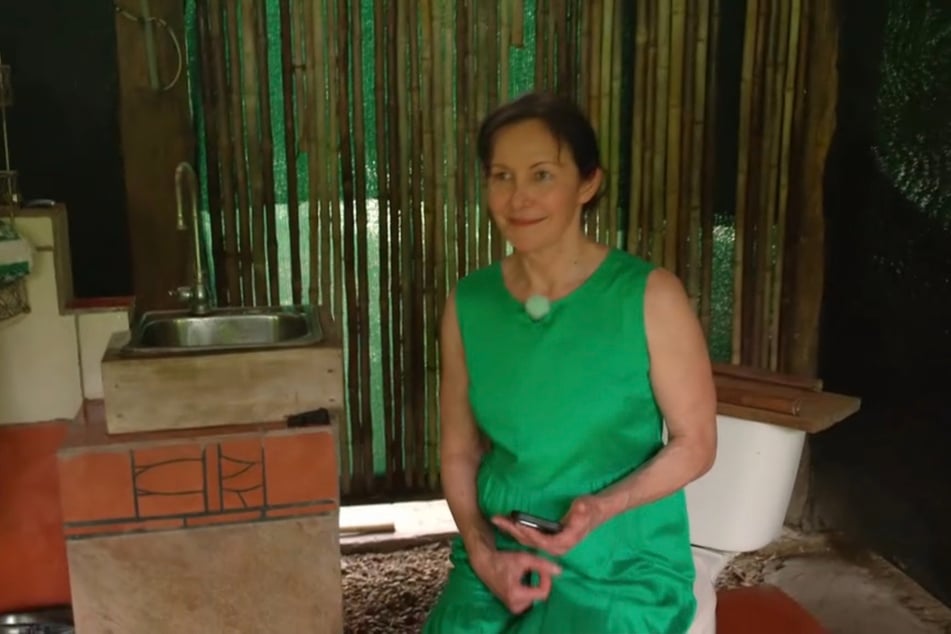 Als Hofdame Mirian (55) auf der Toilette sitzt, macht sie eine Begegnung mit einer Schlange.