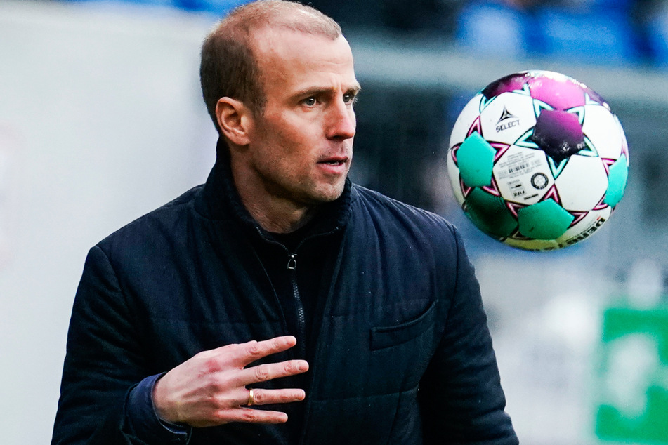 TSG-Trainer Sebastian Hoeneß (38) äußerte sich zu den umstrittenen Europacup-Reisen.