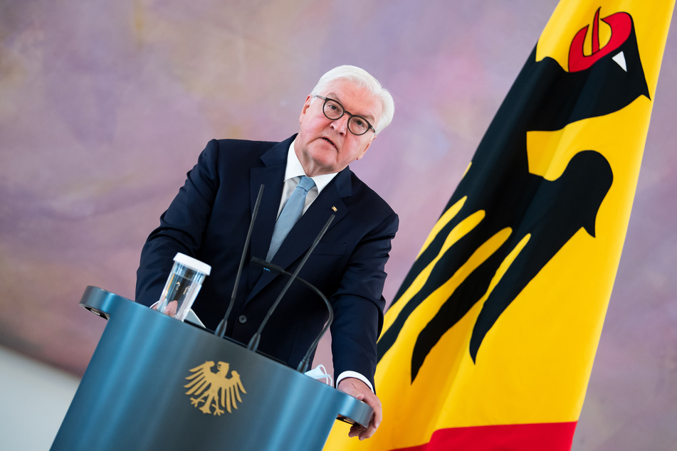 Bundespräsident Frank-Walter Steinmeier spricht vor Journalisten auf Schloss Bellevue.