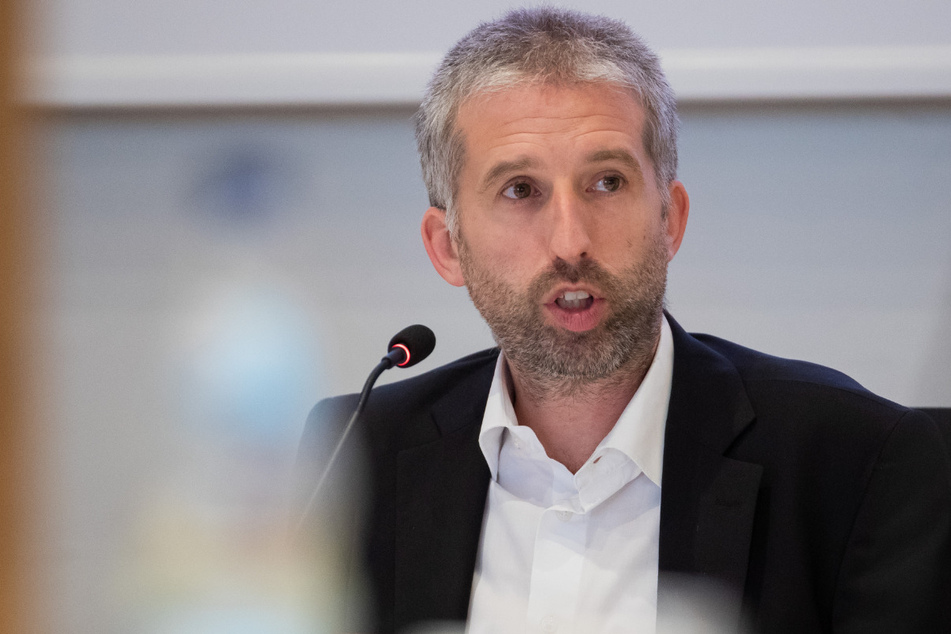 Tübingens Oberbürgermeister Boris Palmer (Grüne). Bereits 2018 hatte eine Mehrheit des Gremiums eine Resolution gegen Palmer beschlossen. Damals hatte sich Palmer über einen wohl rüpelhaften Radfahrer geärgert und wegen dessen dunkler Hautfarbe auf einen Asylbewerber geschlossen.