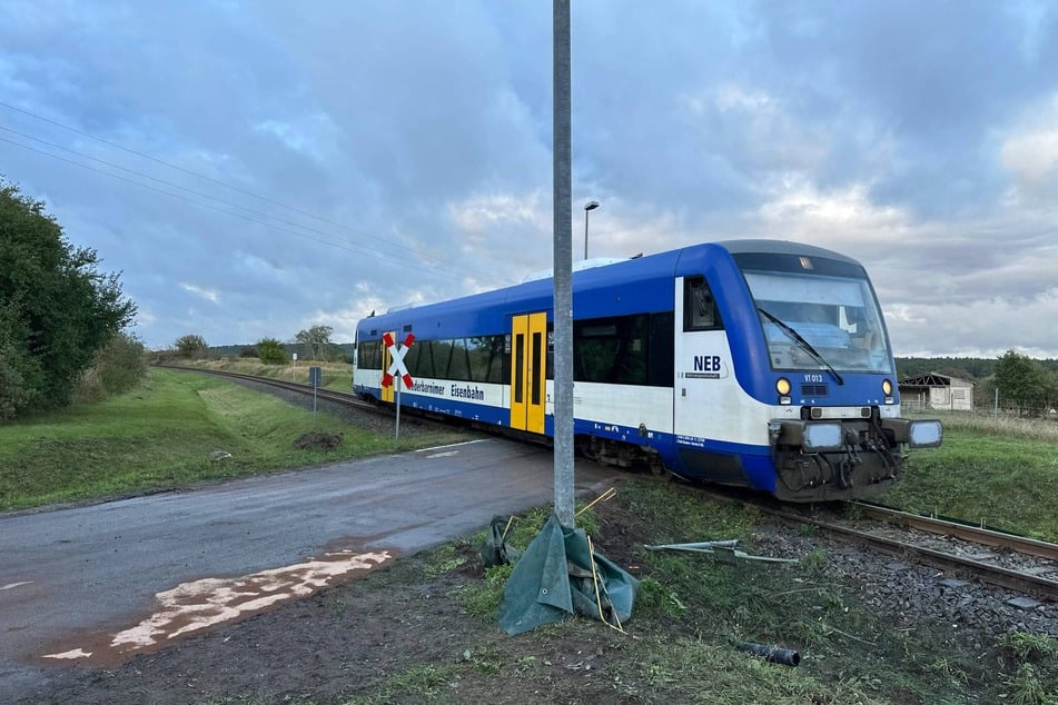 In der brandenburgischen Gemeinde Golzow (Märkisch-Oderland) ist ein Zug mit einem Feuerwehrauto zusammengekracht.