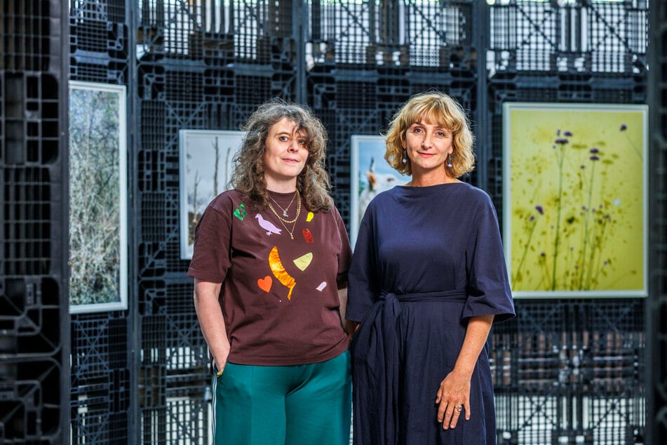 Die Fotografinnen Linn Schröder (48, l.) und Anne Schönharting (52) vor ihrer Natur-Serie "Etwas verschiebt sich".