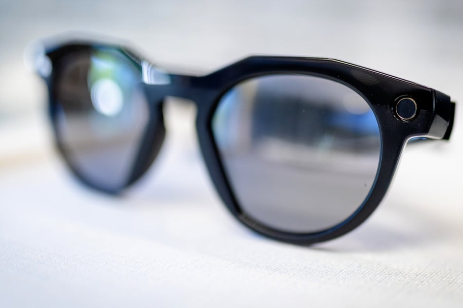 Die Smartglasses sind kaum von echten Brillen zu unterscheiden.
